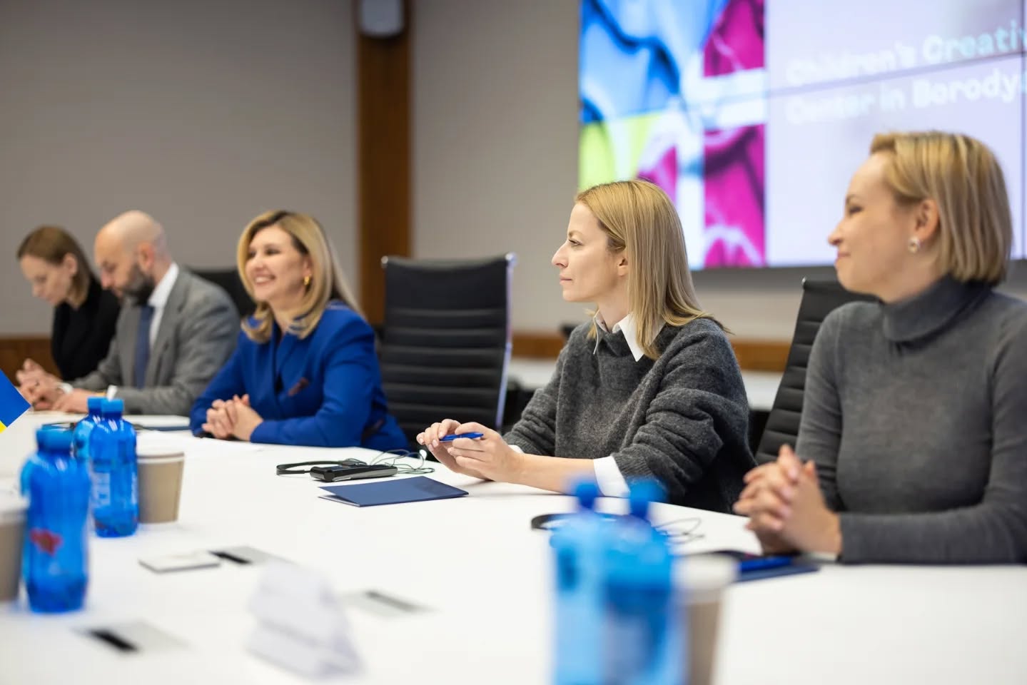 Зеленська з'явилася на зустрічі в костюмі ефектного кольору: який образ обрала перша леді